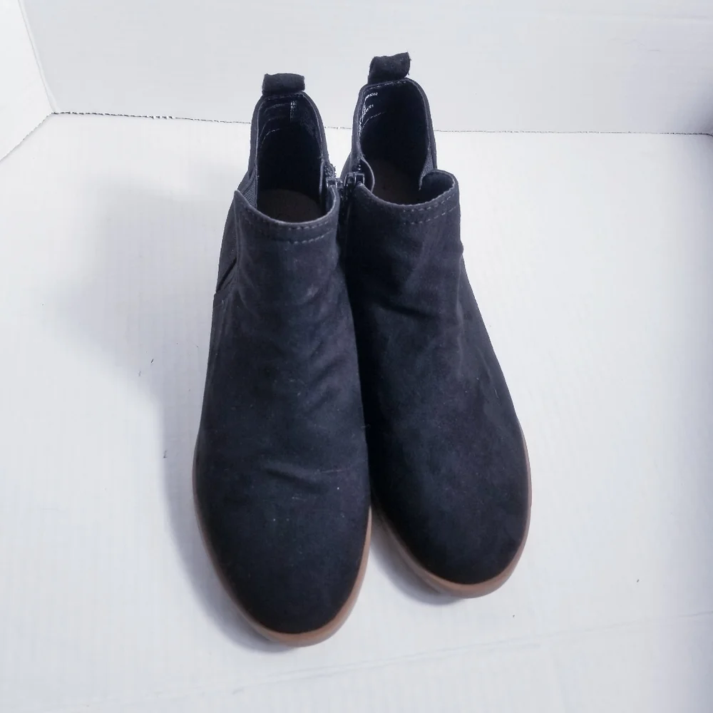 TIME AND TRU BLACK HEELED ANKLE BOOTS WITH BROWN SOLES SIZE 7